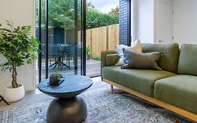 Merivale Gem: 2Br Townhouse Oasis